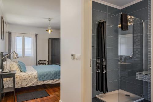 een badkamer met een douche en een slaapkamer bij Villa Casa Das Orquideas by Villa Plus in Estreito da Calheta