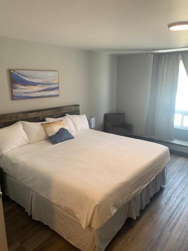 ein Schlafzimmer mit einem großen Bett in einem Zimmer in der Unterkunft Nor Villa Hotel in Winnipeg