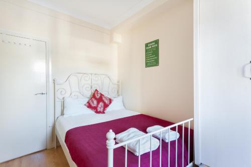 Kings Cross- Euston Apartments tesisinde bir odada yatak veya yataklar