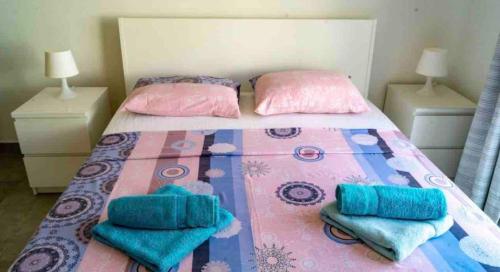 Nicely furnished 1 bedroom apartment in Gzira في إيل جزيرا: غرفة نوم مع سرير مع وسادتين