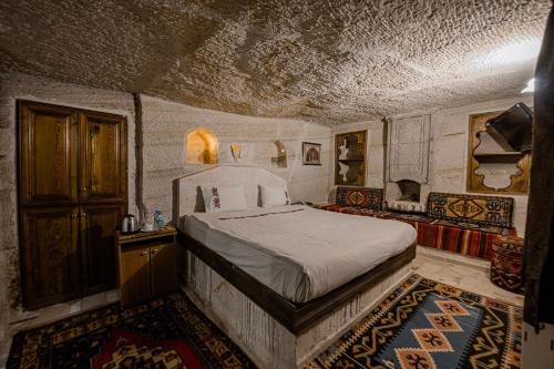 於爾居普的住宿－Konak Bezirhane Cave Otel，卧室配有一张床