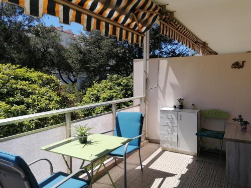 un patio avec une table et des chaises sur un balcon dans l'établissement Résidence Côte d'Azur Cannes, à Cannes