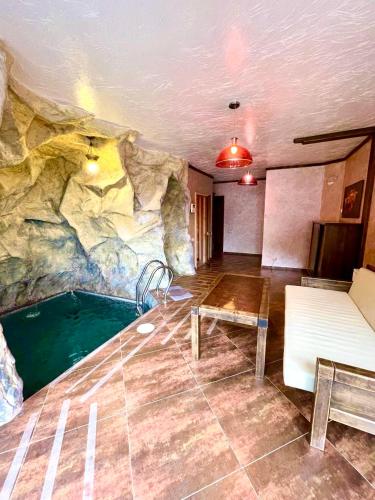 バコヴェルにあるNordian chalet next to Bukovel ski liftの岩壁のプール付きの部屋