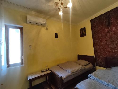 1 dormitorio con cama, ventana y ventana en Edlen, en Tiflis