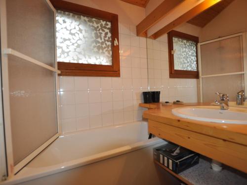 une salle de bain avec une baignoire, un lavabo et une douche dans l'établissement Charmant 2 pièces rénové avec balcon, wifi et parking, proche centre et commerces - FR-1-517-66, à Chamonix-Mont-Blanc