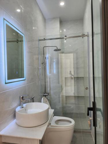 a bathroom with a toilet and a sink and a shower at An Home - Phòng đơn ngay bãi sau Vũng Tàu in Vung Tau