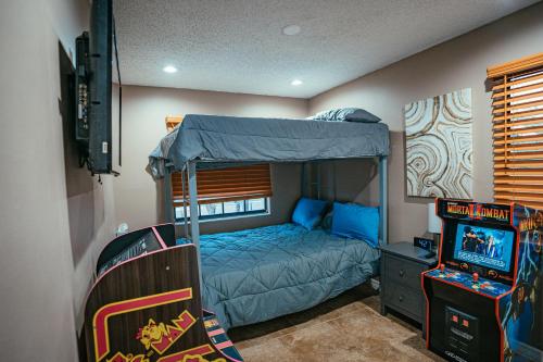 1 dormitorio con litera y videojuego en Fitzgerald House, en Tampa