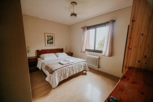 Een bed of bedden in een kamer bij Pousada Casa da Paz