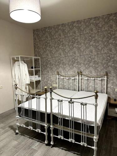 庫塔伊西的住宿－BEST VIEW OF KUTAISI，一间卧室设有一张床和一面墙