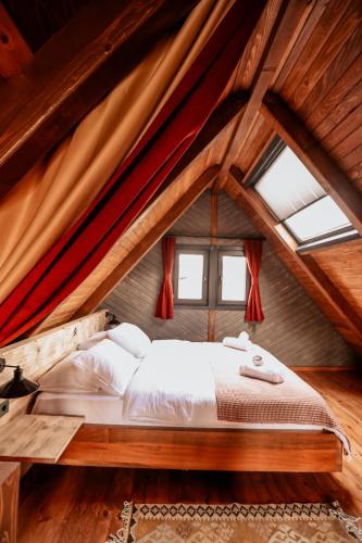 een slaapkamer met een groot bed op zolder bij MİNNA BUTİK EV in Sapanca
