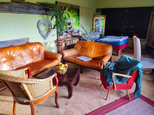 a living room with leather furniture and a table at Freiraum in Küps