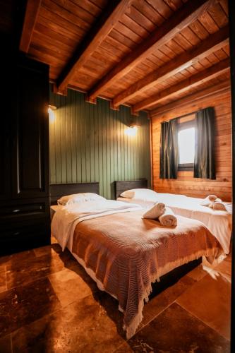 um quarto com 2 camas e uma janela em MİNNA BUTİK EV em Sapanca