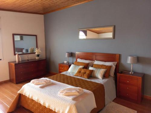 1 dormitorio con 1 cama con 2 toallas en Quinta dos Dragoeiros - RRAL Nº3452, en Queimada