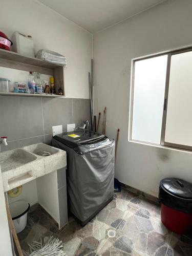 cocina con fregadero y cubo de basura en Lujoso apartamento central, en Montería