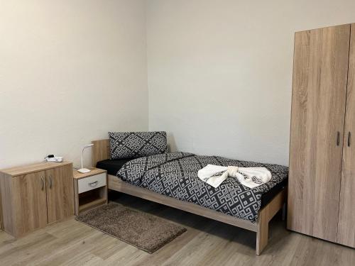 1 dormitorio pequeño con 1 cama y armario en Kosta's Monteur- und Ferienwohnungen, en Crimmitschau