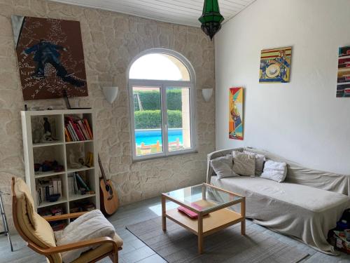 un salon avec un canapé et une table dans l'établissement Maison d'Hôtes - L'Hôthentique, à Gaillan-en-Médoc