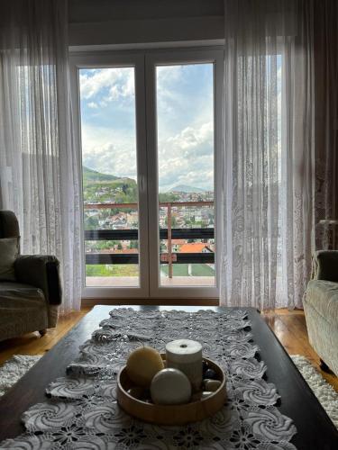 un salon avec une grande fenêtre avec vue dans l'établissement Apartment View, à Jajce