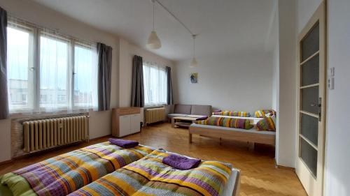un soggiorno con 2 letti e un divano di Bonvolon a Praga