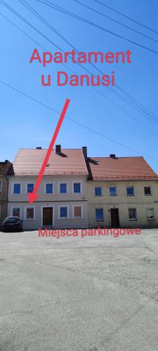 a building with a red arrow that says apartment j damage at Apartament u Danusi in Złoty Stok