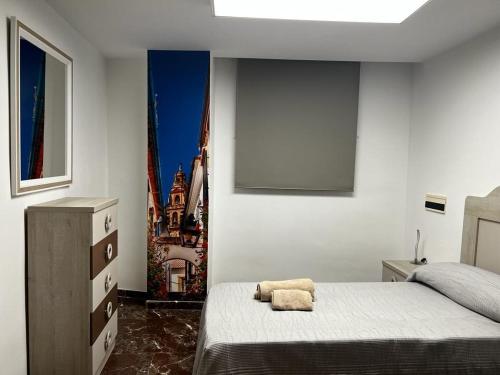 une chambre avec un lit et une fenêtre dans l'établissement GRACIA, à Cordoue