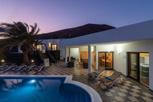 Villa Rodea Cinco by Villa Plus