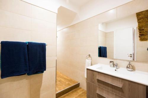 La salle de bains est pourvue d'un lavabo et d'un miroir. dans l'établissement Ola Lisbon - Castelo III, à Lisbonne
