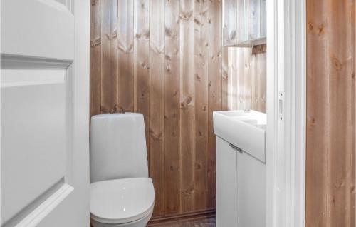 La salle de bains est pourvue de toilettes blanches et d'un lavabo. dans l'établissement Amazing Home In Sjusjen With Kitchen, à Sjusjøen