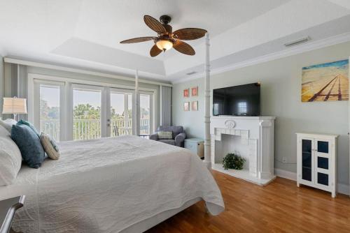 a bedroom with a bed and a ceiling fan at Casa Aqua in Saint Augustine