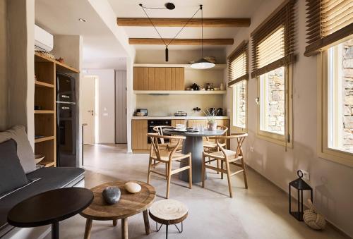 uma cozinha e sala de estar com mesa e cadeiras em Apsila Pool Suites em Sifnos