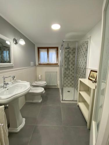y baño con lavabo, ducha y aseo. en Spazio Friuli - Tiare Apt. residenza nel verde, en Sevegliano