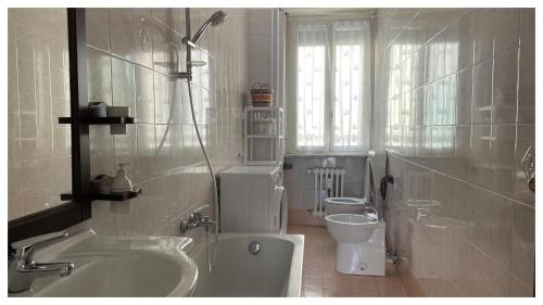 een badkamer met een bad, een wastafel en een toilet bij Lingotto Side House - Affitti Brevi in Turijn