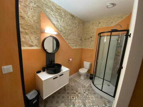 y baño con lavabo y ducha. en Maison d'Hôtes - L'Hôthentique, en Gaillan-en-Médoc