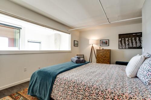 ein Schlafzimmer mit einem großen Bett und einem Fenster in der Unterkunft Artsy Chic 1BR Condo 30day min with WiFi AC Parking TV Furnished Rooftop in Nashville