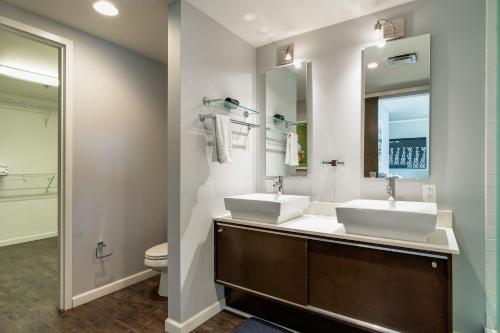 ein Badezimmer mit zwei Waschbecken und einem WC in der Unterkunft Artsy Chic 1BR Condo 30day min with WiFi AC Parking TV Furnished Rooftop in Nashville