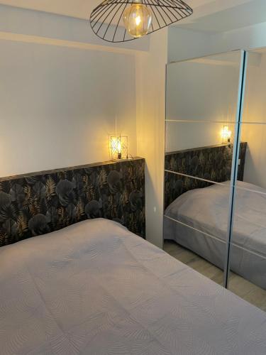 Postel nebo postele na pokoji v ubytování Appartement pieds dans l’eau Vue Mer Bormes Les Mimosas