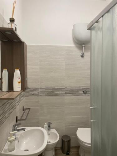 a bathroom with a sink and a toilet at Nonna Concetta B&B Nocera - Vicino Tribunale di Nocera - Ristrutturato 2022 in Nocera Inferiore