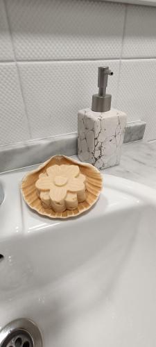 a wooden plate sitting on a sink next to a faucet at FFoz_Spot in Buarcos