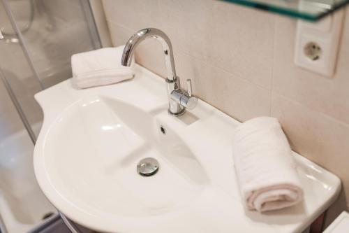 Baño con lavabo y toalla en Ferienwohnungen Alber, en Rablà
