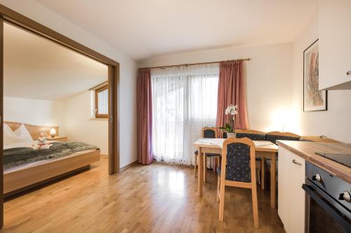 1 dormitorio con 1 cama y escritorio en una habitación en Ferienwohnungen Alber, en Rablà