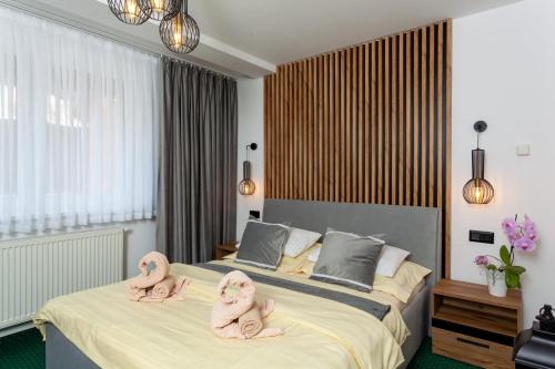 ein Schlafzimmer mit zwei Betten mit Handtuchtieren darauf in der Unterkunft Penzión Blanka in Ždiar