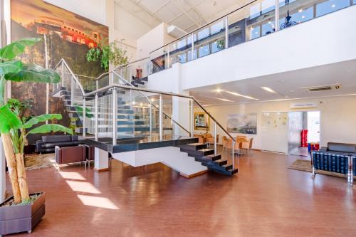 a lobby with a staircase in a building at Bristol Portal do Iguaçu Curitiba Aeroporto in Curitiba