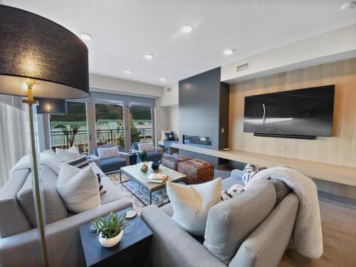 Μια τηλεόραση ή/και κέντρο ψυχαγωγίας στο Luxury King's Crown Condo Ski-In Out condo