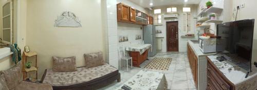 duży salon z kanapą i telewizorem w obiekcie dreamHome w Satif