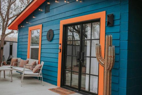 una casa azul con un cactus al lado en Saguaro at Cactus Flower-HOT TUB-Pet Friendly-No Pet Fees!, en Albuquerque