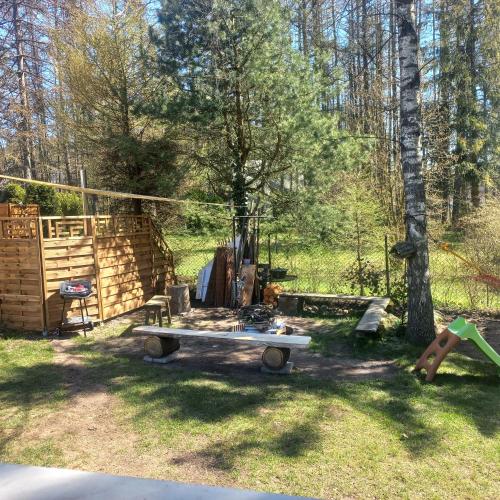 Grygielówka nad jeziorem - sauna & jacuzziにある庭