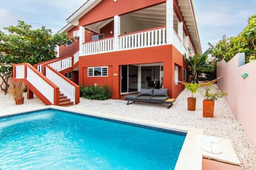 Villa con piscina frente a una casa en Appartement midden op het eiland: Pension-Nada, en Willemstad