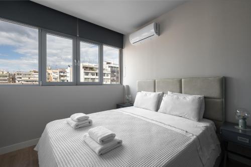 1 dormitorio con 1 cama con 2 toallas en #Luxlikehome Lux Locals 2 en Tesalónica