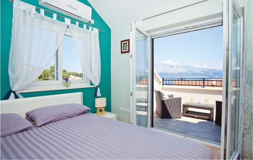 una camera con un letto e una grande finestra di 6 Bedroom Stunning Home In Lumbarda a Lumbarda (Lombarda)