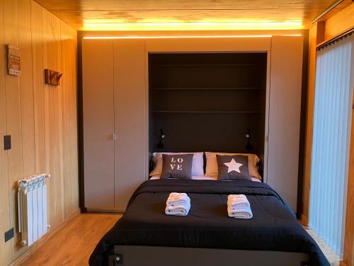 1 dormitorio con 1 cama con cabecero negro en HUEPIL, Monoambiente Centrico en San Martín de los Andes