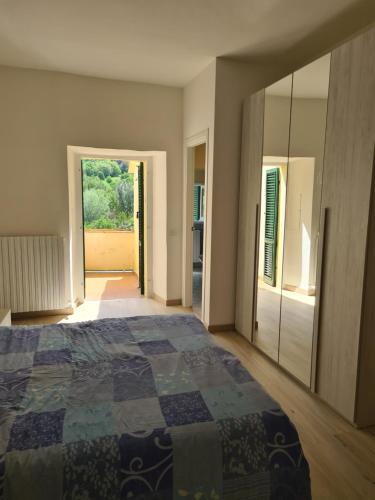 ein Schlafzimmer mit einem Bett und einem großen Spiegel in der Unterkunft Flowers' Apartaments in Spoleto